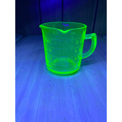 Uranium Hazel Atlas 3 Spouted Measuring Cup