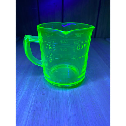 Uranium Hazel Atlas 3 Spouted Measuring Cup