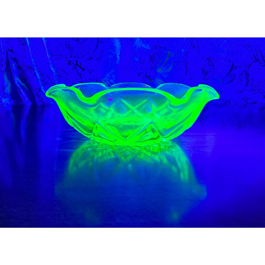 Vintage Hazel Atlas diamond arches uranium glass berry bowl/dessert dish