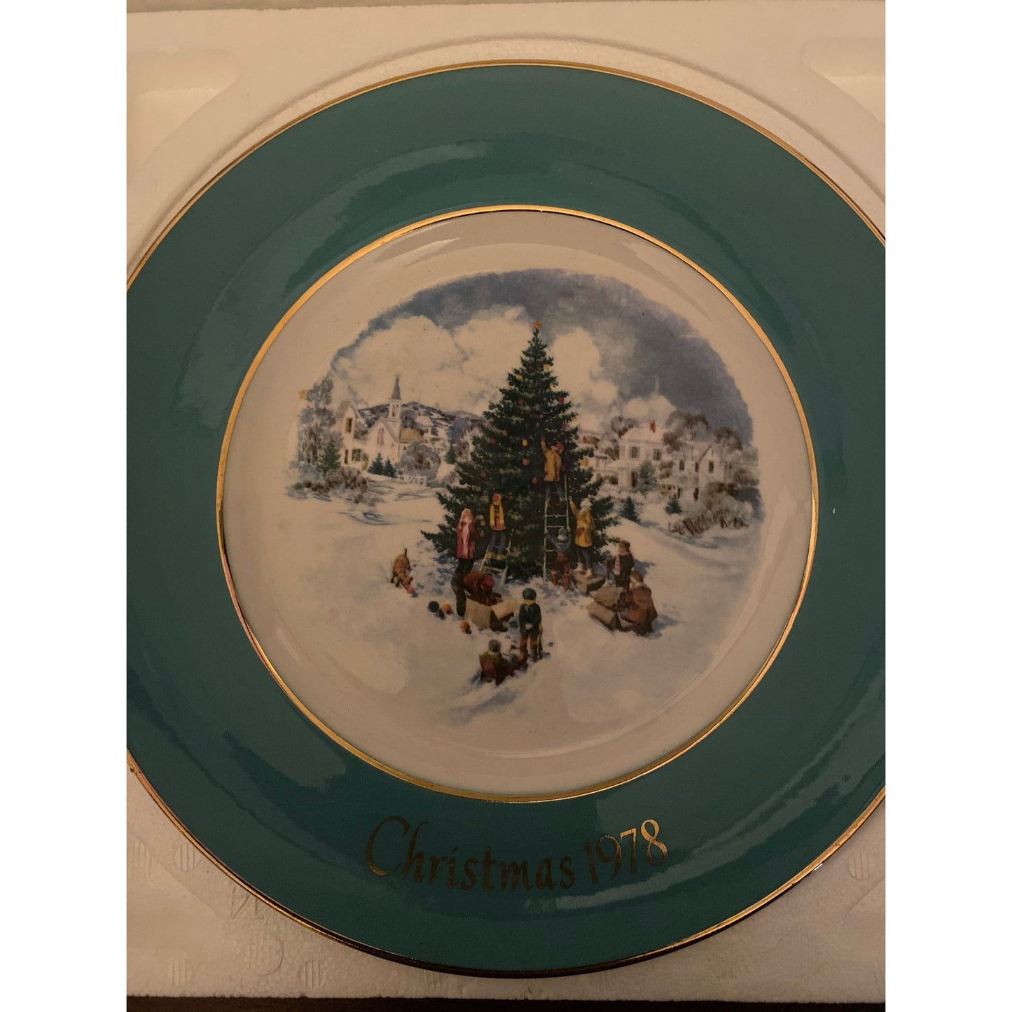 Vintage 1978 Avon Christmas plate by Wedgewood